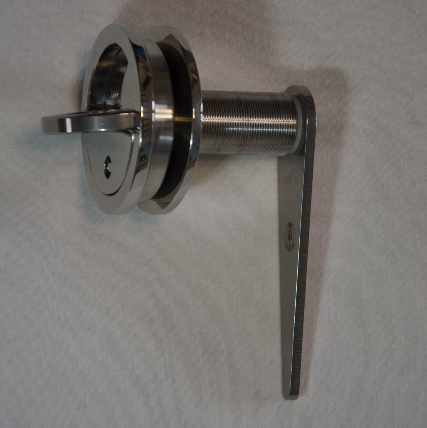 09B32A Chiusura con chiave Ø70 M24x1 H=75